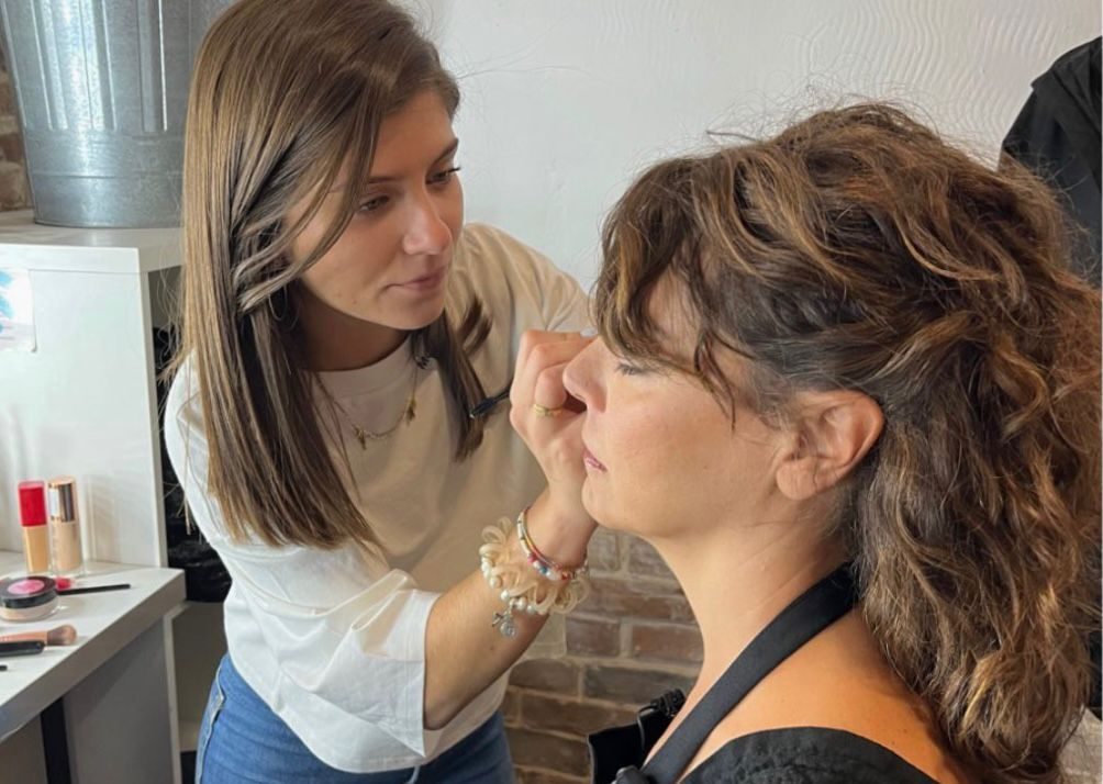 Marta Pereira haciendo un maquillaje de novia